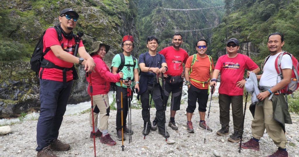 Group of trekkers posing for the photo near Hillary bridge