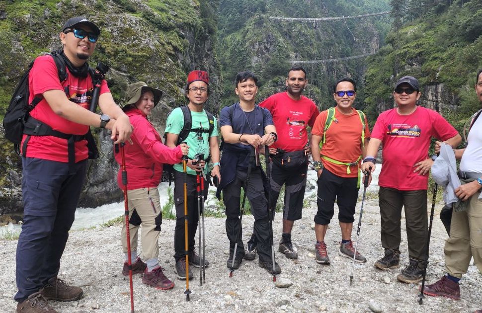 Group of trekkers posing for the photo near Hillary bridge