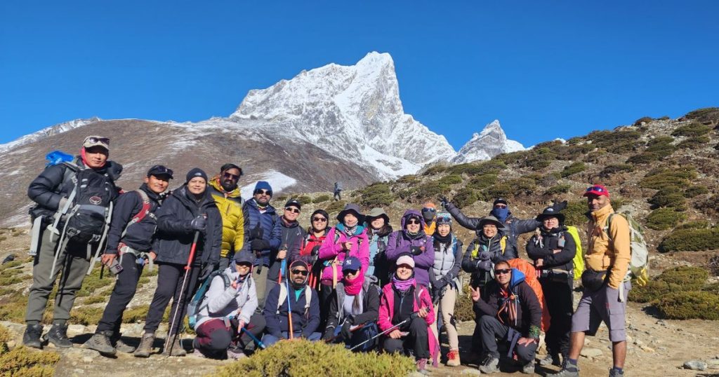 Group photo of trekkers on the way to everest base camp