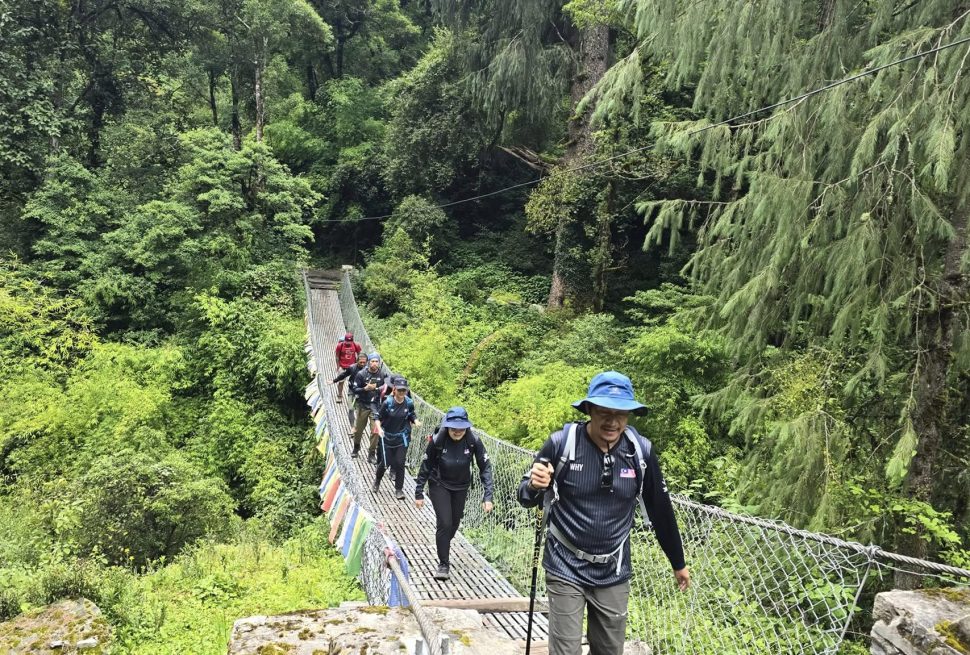 Manaslu circuit trek altitude sickness