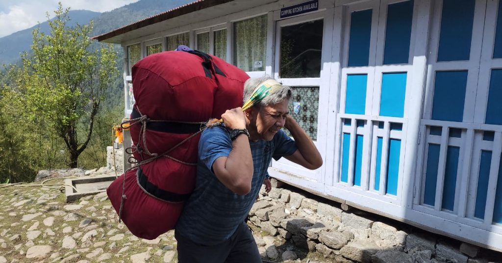 1 Porter carrying baggage for 2 clients