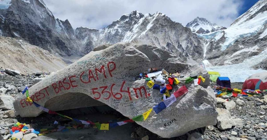 everest base camp rock
